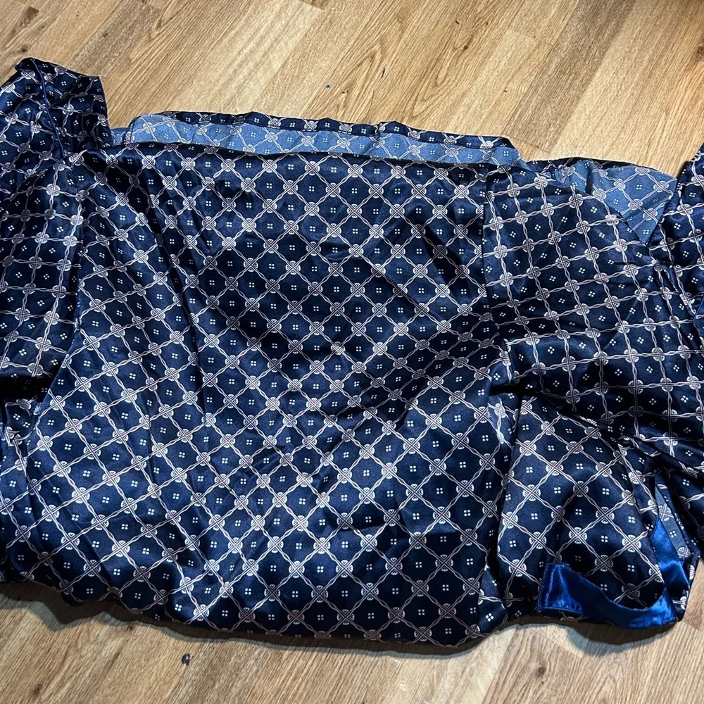 Silky Robe - Picture 3 of 4